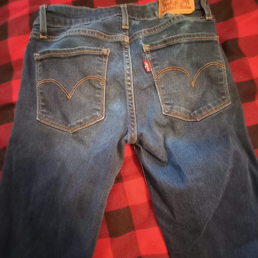Red tag Levi's. 711 skinny. Size 25